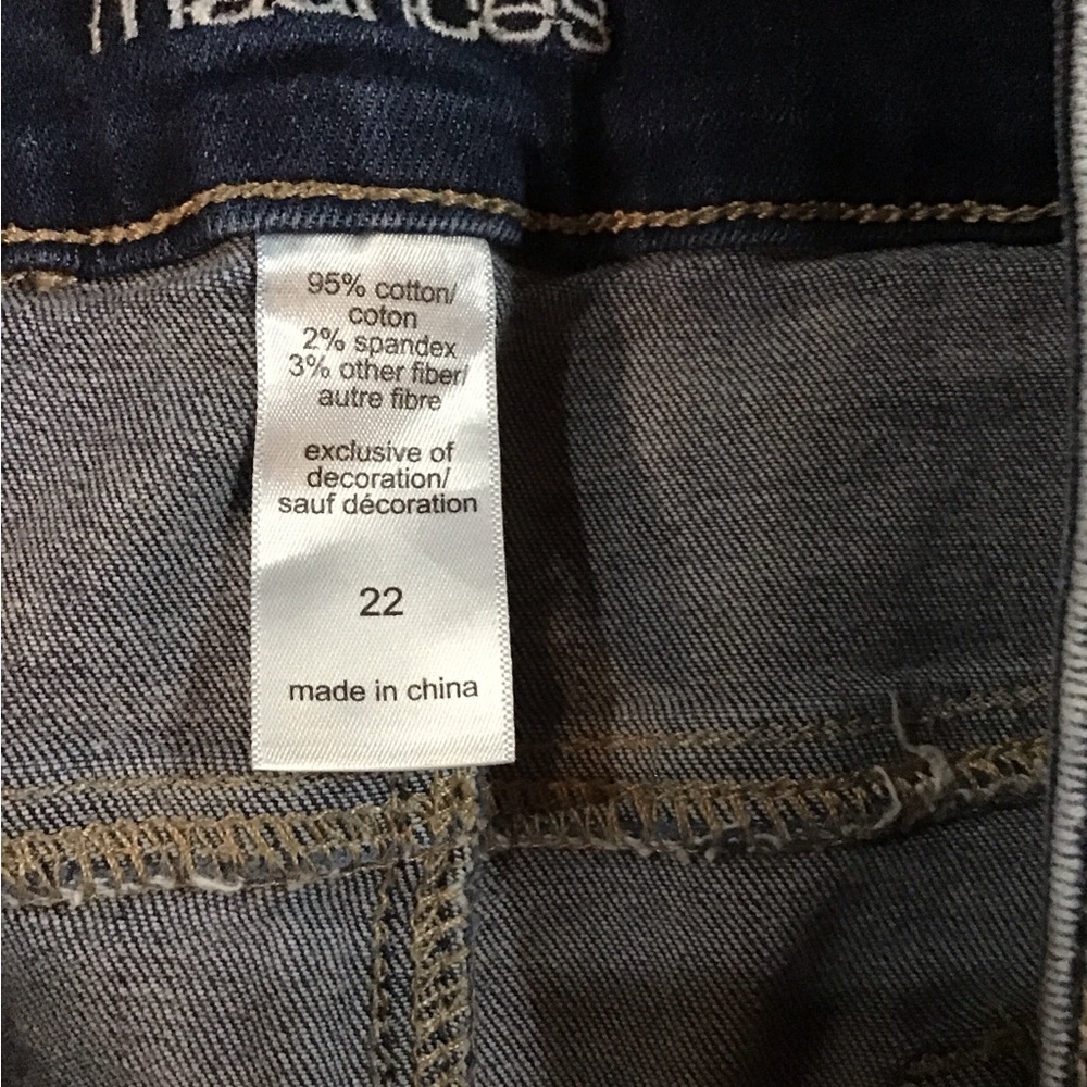 Woman’s size 22 Maurices stretch denim capris R - Picture 3 of 9